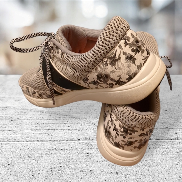 TraQ by Algeria sneakers. Womens size 10 - Picture 10 of 15